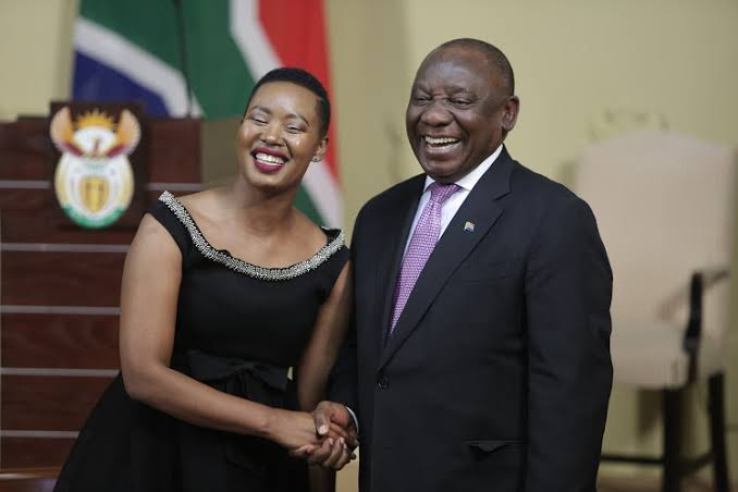 BraHlonisky's tweet photo. When Stella Ndabeni-Abrahams was appointed Communications minister, I tweeted this picture &amp; captioned "How Stella got her groove back."
Hardly 2 weeks later, Stella has already lost her groove with #SABC board members with Krish Naidoo being latest to resign. https://t.co/UleZI6xqfG