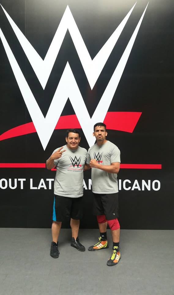 ImperioLucha's tweet photo. #Axl y @MRickymarvin09 de la Nueva Orden Hispana #NOH en el #WWETryOutLatinoamerica de Santiago de Chile. https://t.co/4oXfhcfkeB