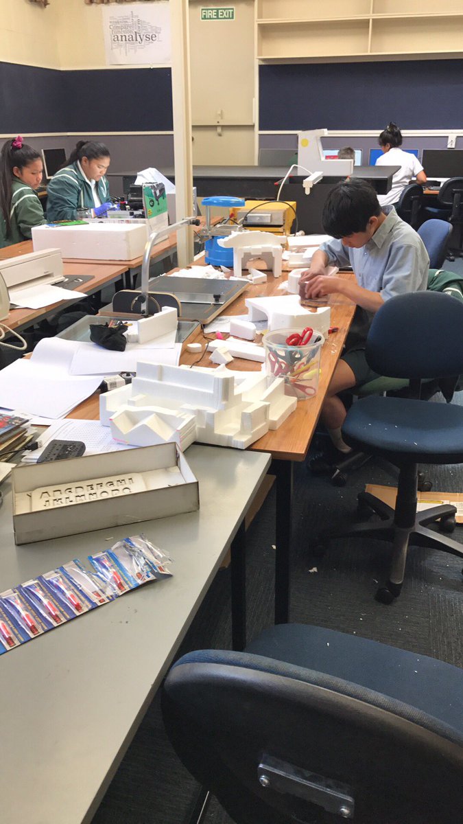 Laser cutting, 3D printing, egg car safety, climate change modelling, refugee welcome kits! <a href="/BurnsideHS/">Burnside High School</a> students and staff @bondteach @RichardMcBrear1 <a href="/suzannembaldwin/">Suzanne Baldwin</a> you lit!