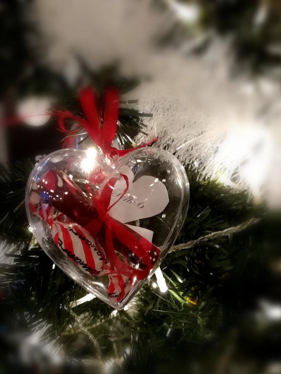 jennaleinonen_'s tweet photo. #vaala n omassa #joulupuussa #lapsille on vielä muutama pallo vailla kotia. Hae sinäkin omasi ja tee lapselle #joulumieli. #kiitosettäteetjoulun #jokainenlapsionlahjanarvoinen https://t.co/QMivMWFHdu