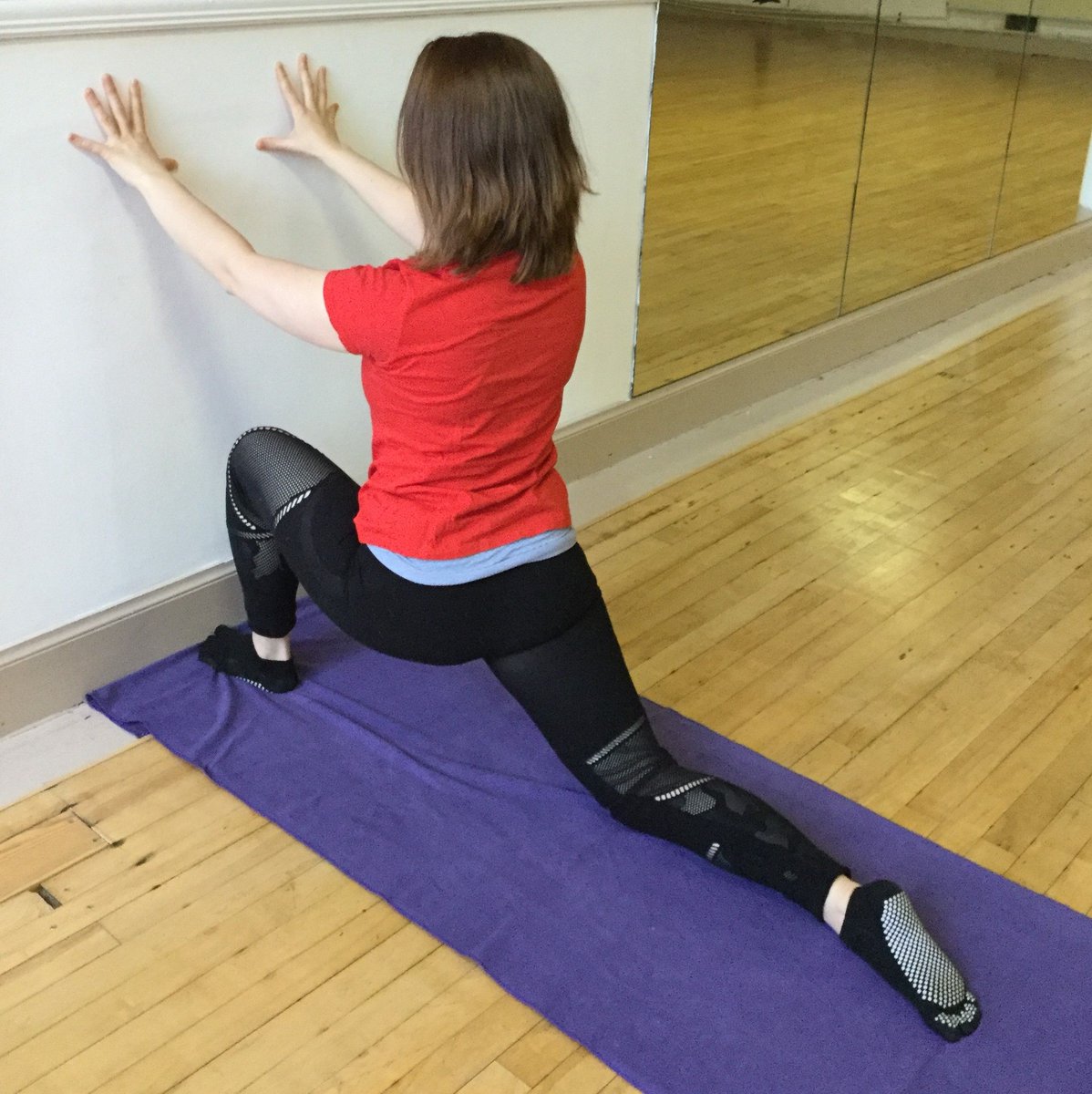 yogabygillian's tweet image. Step the right foot forward, ankle above knee, and stretch the left leg out behind you. Press your hips forwards and down towards the mat, using your hands on the wall to steady you. Hold for between 1 and 3 minutes.
Repeat on other side.
#walldragon #yinyoga #affirmationadvent