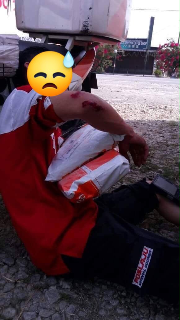 BeritaTmptnMy's tweet photo. Ini lah jumlah RM8 yang awak bayar sebagai kos pengeposan.

Inilah jumlah yang awak BERKIRA  sangat.
Inilah yang awak selalu mintak percuma.

Cuba renung dan fikir sejenak,
Awak masih nak berkira dan merungut tentang kos tersebut ke??

#cnp https://t.co/DrH2wpq1Bq