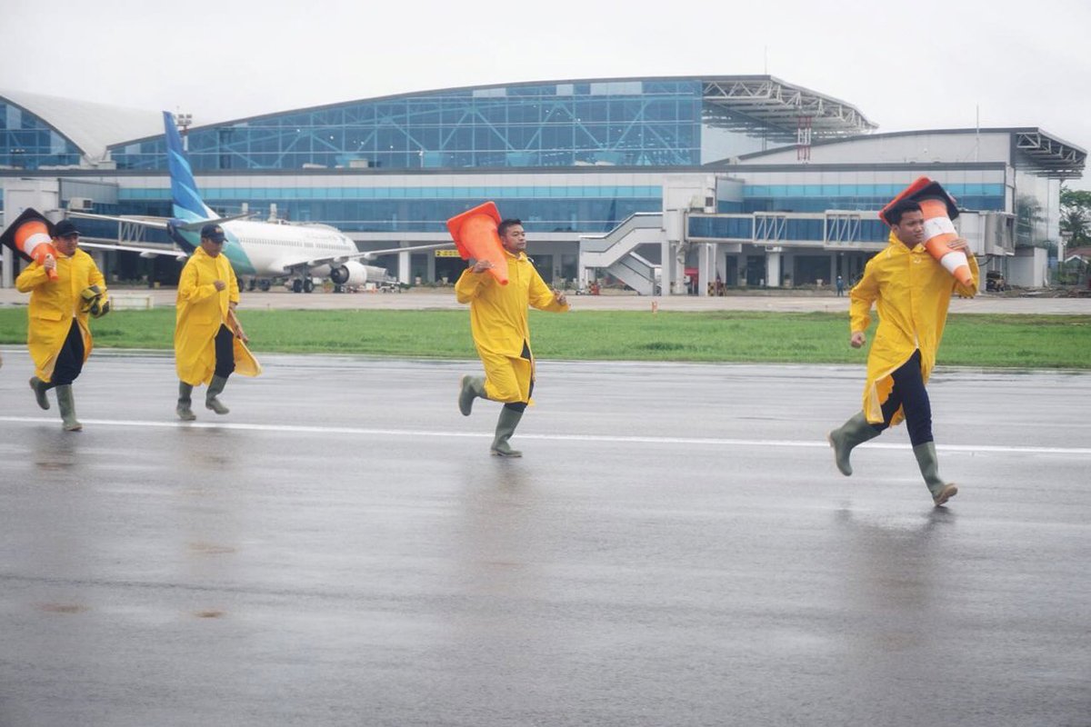 supadioairport's tweet photo. Airport Emergency Exercise 2018. Hari ini telah digelar simulasi Penanggulangan Keadaan Darurat (PKD) di @supadioairport . Aspek keselamatan selalu menjadi prioritas utama kami dalam setiap kegiatan penerbangan 😊👍🏻. #MantAP2 #AngkasaPura https://t.co/rBfI6piXS0