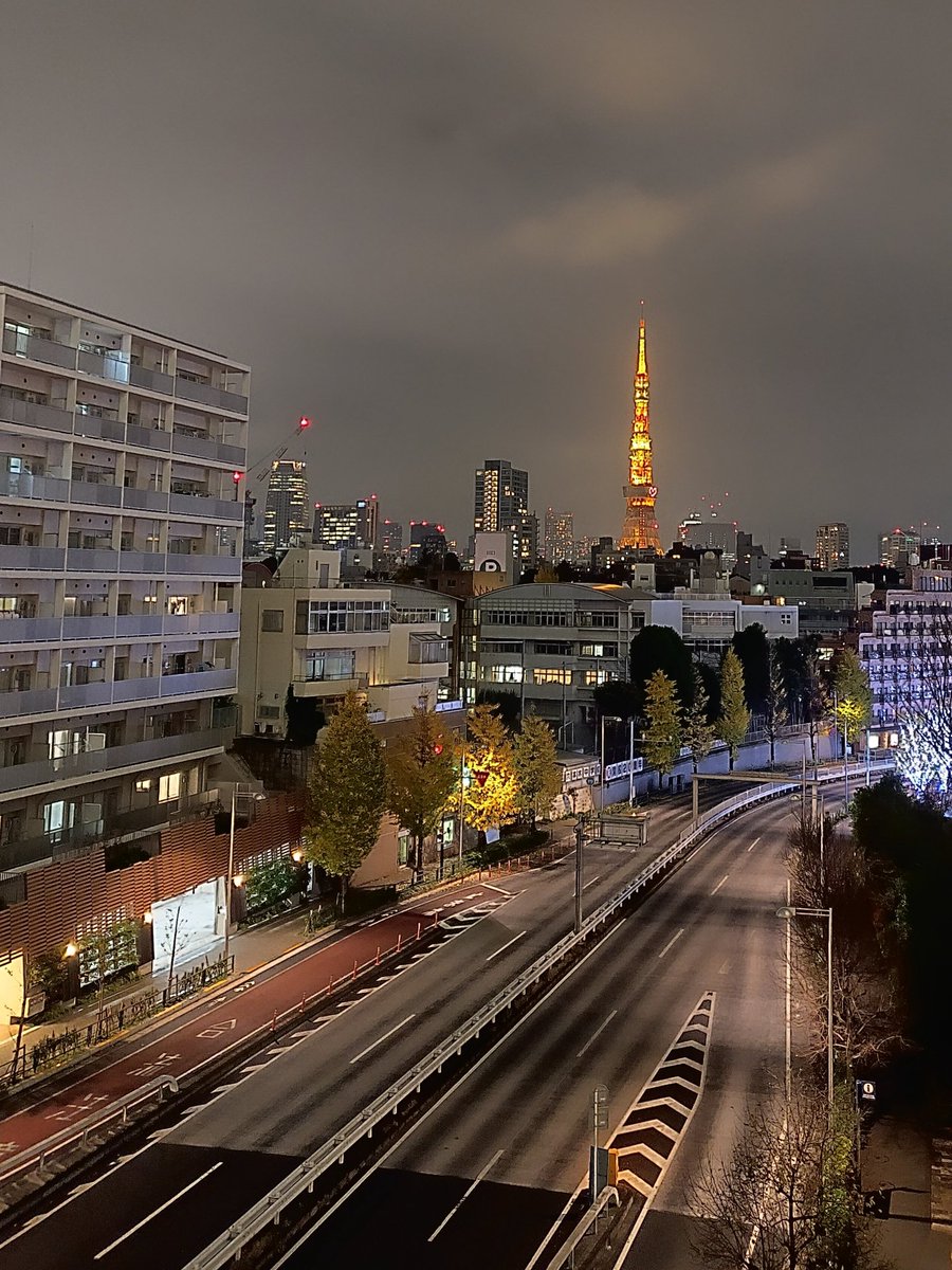 lapastillaroja's tweet photo. La torre de Tokio desde Roppongi Hills https://t.co/mOmKsodpAL