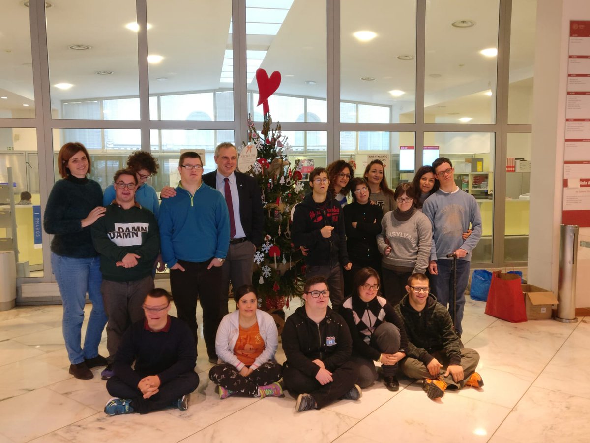 Oggi gli amici dell'associazione Dadi Down hanno realizzato l'albero di Natale nel Palazzo Storione di <a href="/UniPadova/">Università di Padova</a>! Il piu' bello e divertente degli ultimi anni. Grazie! #UniPadovaSostenibile #Universitainclusiva