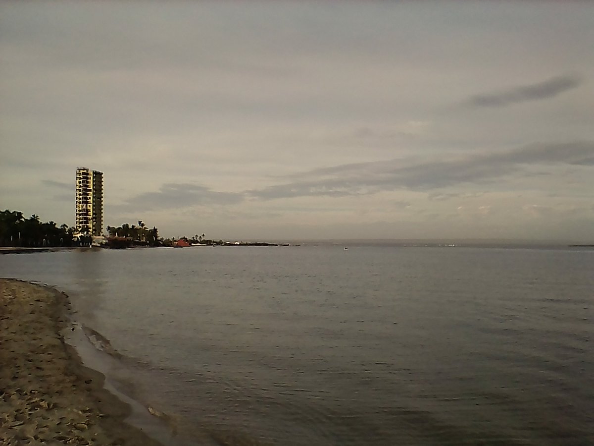 The never-ending construction at the tower in Benito Juarez fraccionamiento - since hurricane #Odile ripped 2014 large parts of the quality building....