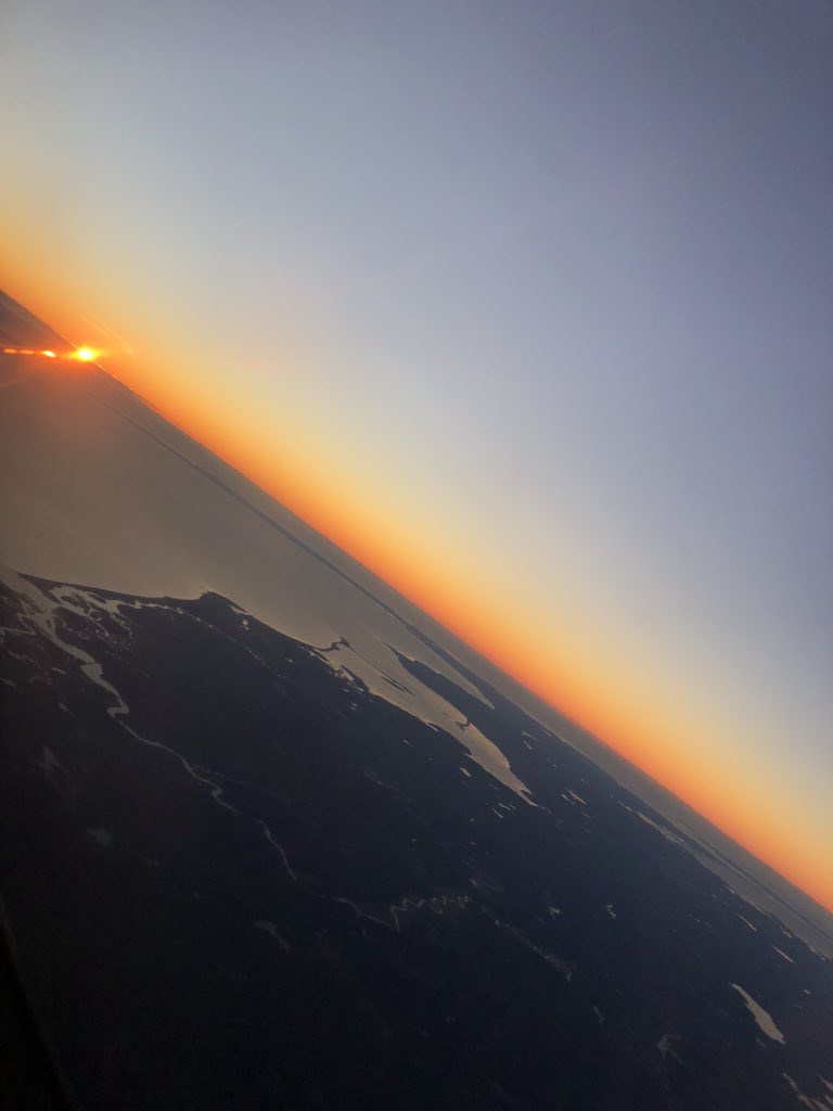 Emjay1028's tweet photo. Good morning, #Boston! #Sunrise #ViewFromMorningCommute #BOS #DFWBound #JetBlue #Travel #CapeCod #BostonHarbor https://t.co/oSaKhYSrT3