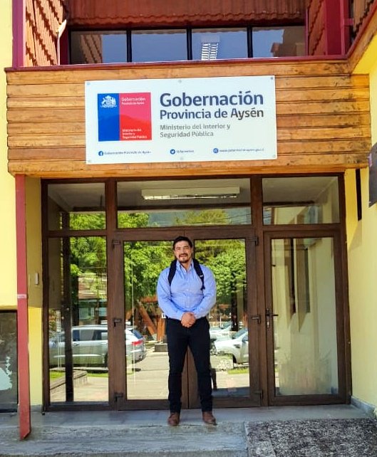 BuzetaIvan's tweet photo. #DepósitoLegal de la #BNdeChile continua con su cometido de servicio en la Región de Aysén, difundiendo Ley 19.733 y sus artículos 11 y 14, https://t.co/V7FsrnFLyB, labor que realiza en terreno el Profesional de apoyo Roberto Núñez. https://t.co/xA5ETG8yTe