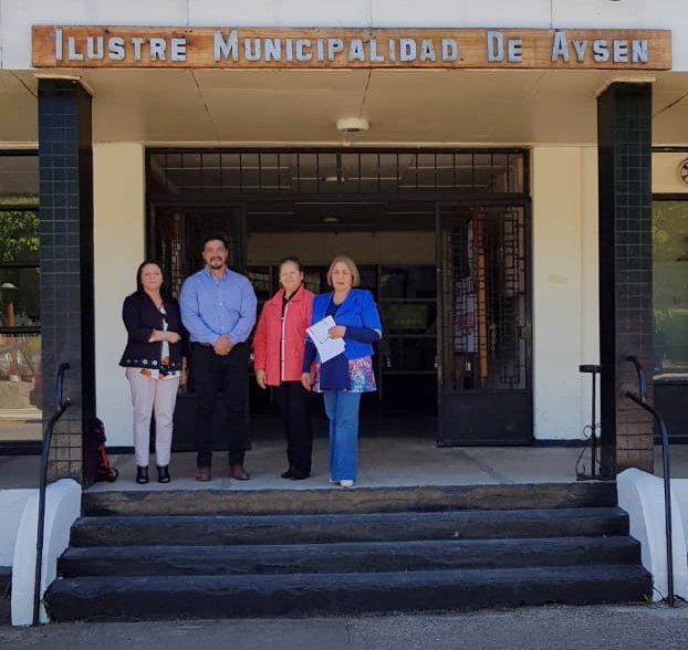 BuzetaIvan's tweet photo. #DepósitoLegal de la #BNdeChile continua con su cometido de servicio en la Región de Aysén, difundiendo Ley 19.733 y sus artículos 11 y 14, https://t.co/V7FsrnFLyB, labor que realiza en terreno el Profesional de apoyo Roberto Núñez. https://t.co/xA5ETG8yTe