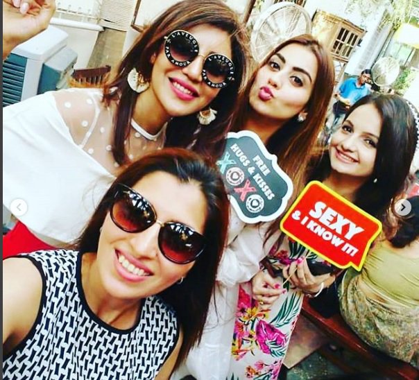 GiaaManekWorld's tweet photo. @Giaa_Manek at debina's mom bday party celebrations! https://t.co/8wwhOKgdXW