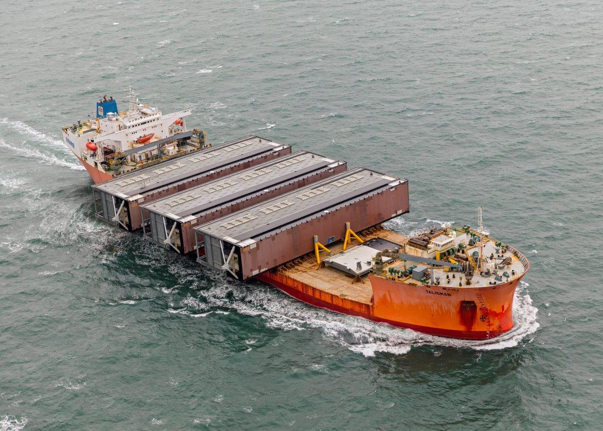 beleefboskalis's tweet photo. Na een vlot verlopen reis van zes weken nadert het Boskalis schip Talisman geladen met sluisdeuren IJmuiden de Nederlandse wateren. De drie stalen sluisdeuren wegen ieder circa 2.900 ton. #creatingnewhorizons https://t.co/oK63Rmbqaw