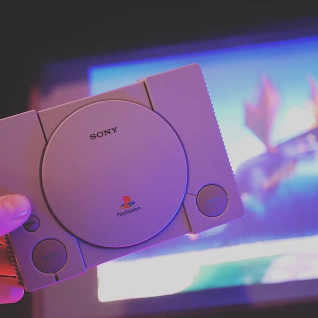 Heavyaxel's tweet photo. Nicht ganz das, was ich mir erhofft habe. Dennoch irgendwie ein cooles Teil.
#playstationclassic #ps1mini #playstationmini #sammler #collection #collector #ps1 #classic #retro #retrohelden https://t.co/TuOe32Z3Oy https://t.co/iOvQr3eqBe