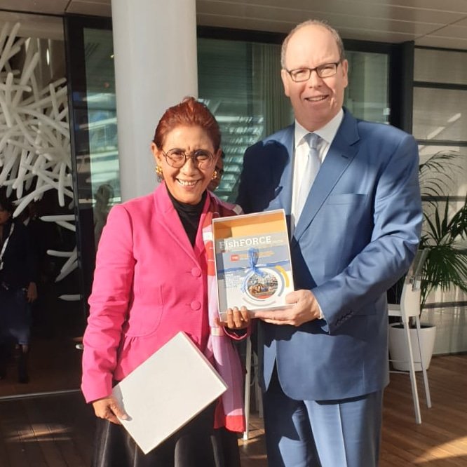 Susi Pudjiastuti's photo on Buku
