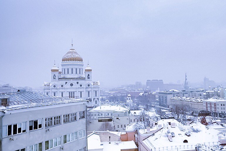 AntonBoym's tweet photo. #Moscow snowing ...
#CubeOne in the city 🌃 

#Москва https://t.co/fKc0fhVgp4