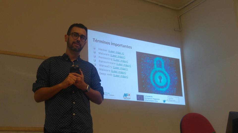 SocDesarrollo's tweet image. En #AgeFactor hemos contado con @xelso que disertó sobre seguridad informática. El proyecto agefactor.eu se encuadra dentro de la convocatoria Erasmus+ y tiene como objetivo incrementar las competencias digitales en personas mayores de 50 años.