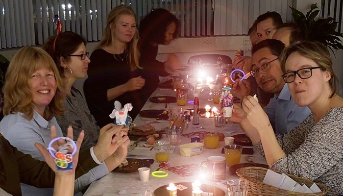 Sinterklaas heeft ons land verlaten,
ons Sinterklaasontbijt was om gezellig na te praten!
Wat digitaal opleiden betreft weten wij van wanten, 
dus nu werken wij weer aan tevreden klanten!