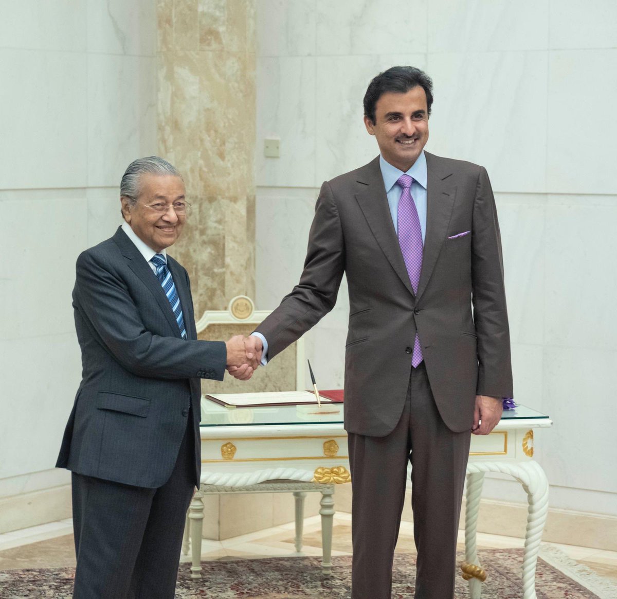 TamimBinHamad's tweet photo. العلاقات مع ماليزيا تتوفر على آفاق تعاون واسعة ومتعددة في ضوء تجربتها التنموية الرائدة والأبعاد الاقتصادية التكاملية بين بلدينا. مباحثاتي مع رئيس الوزراء د.مهاتير محمد كانت فرصة ممتازة لإعطاء قوة دفع كبيرة لرغبة بلدينا في توظيف طاقاتنا المشتركة في خدمة أهداف شعبينا وشعوب المنطقة https://t.co/hoG7YPcnMl