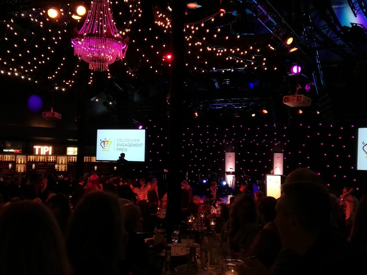 basementev's tweet photo. Wir waren gestern in #Berlin bei Preisverleihung des dt. Engagementpreises, für den wir unter mehr als 500 weiteren Projekten nominiert waren. Gratulation an alle PreisträgerInnen und danke für den schönen Abend! @BMFSFJ @EngagiertenInfo #TagdesEhrenamts #Engagementpreis #bmfsf https://t.co/zedYUVaTai