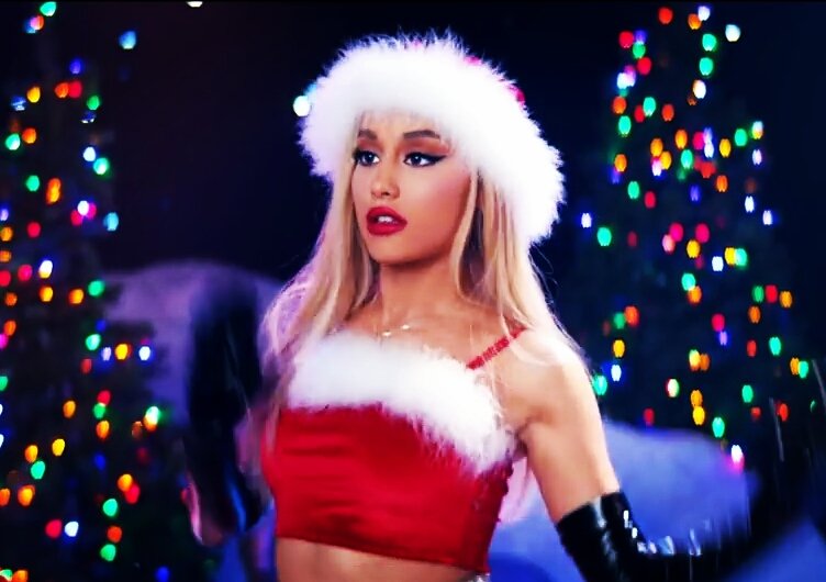 willyysama's tweet photo. If Santa ever looked this fine, i'd like to believe that she exists ;) #ThankYouNextvideo #ThankYouNext #Arianators @ArianaGrande โฅ https://t.co/L98sJv3Kpc