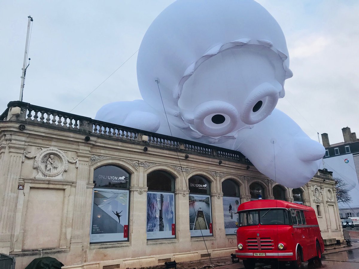 Juberliet's tweet photo. A funny little  big guy this morning on Place Bellecour !#Lyon ⁦@les_anooki⁩ ⁦@FeteLumieres⁩ ⁦@OnlyLyon⁩ https://t.co/GHsFlHE0WO
