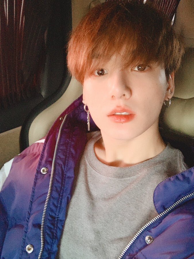 jeonggukupdates's tweet photo. 3 selcas, one GCF, a very active fancafe posts. All within a week.

JUNGKOOK STANS ARE WE OKAY? https://t.co/sARwLN5WH9