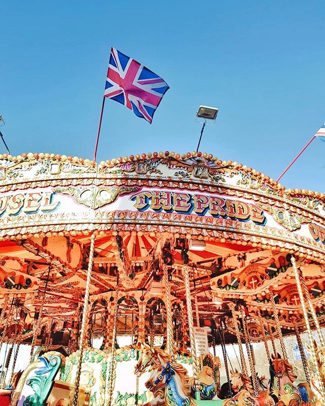 ericavonderwall's tweet image. Haven't had many of the true London Christmas experiences yet this year, but put some tinsel up around my desk yesterday, does that count? 🎄🎁🤶
.
.
.
.
.
.
#facadelovers #chasingfacades #bitsofbuildings #prettycitylondon #prettylittlelondon #londonstr… ift.tt/2PlYCoV
