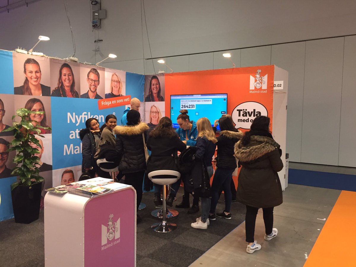 Nu kööör vi! Malmö stads grundskolors ambassadörer är på plats på Sacomässan för att berätta om hur det är att vara lärare. Nu lockar vi nästa generation lärare till Malmö! 👊#varjeelevsbästaskola
