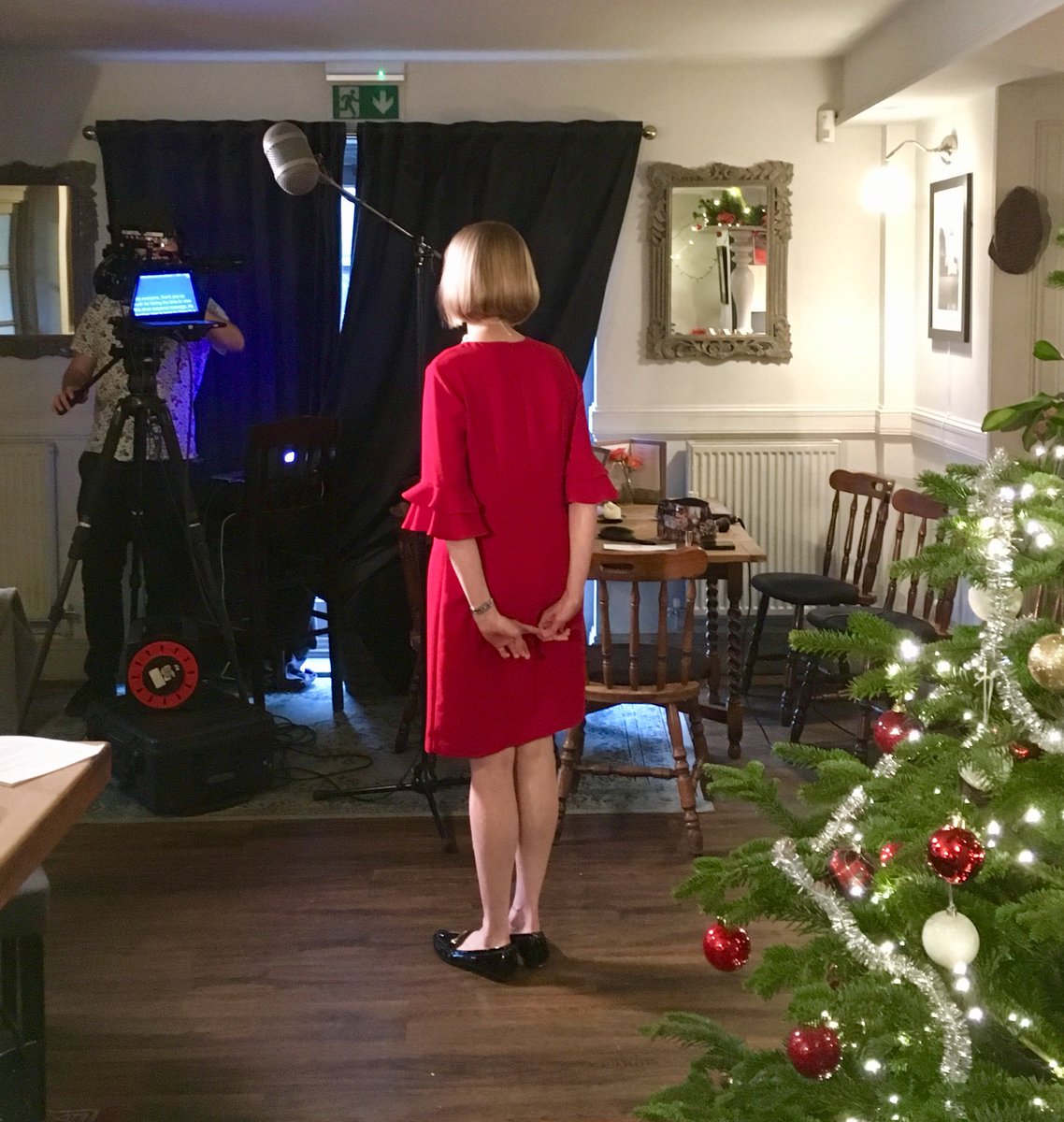 RachelHMedia's tweet photo. Filming Christmas messages with @VodafoneUK @ThePackSaddle @OnebiteComms Get in touch to arrange yours. #TVskills #presentation #autocuetraining #communications #film #christmas https://t.co/ma6ETu5LTS