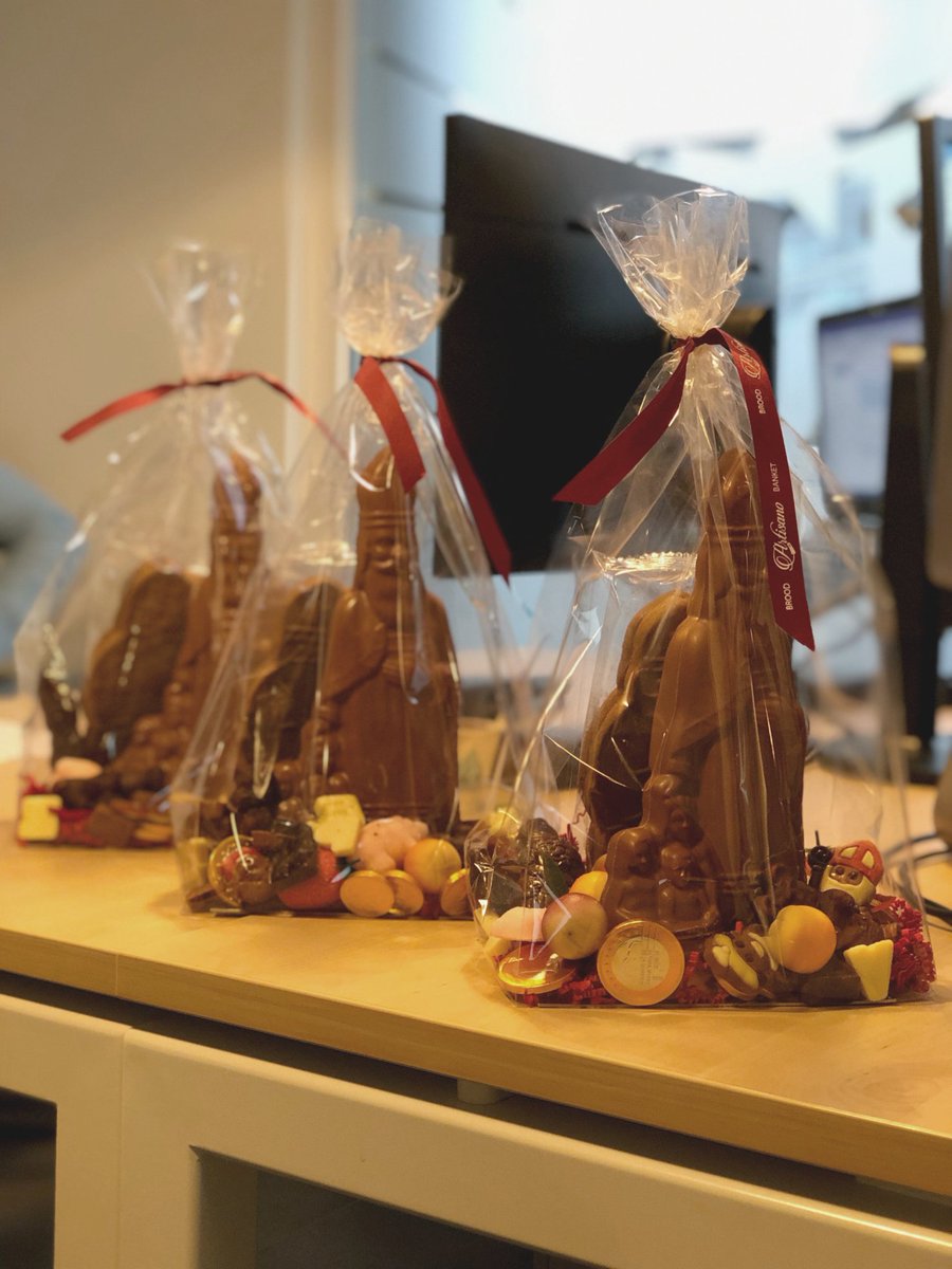 CodeKickBE's tweet photo. Iedereen wil snoepen 
En iedereen houdt wel van zoet 😍
Dus strooiden de Sint zijn Pieten 
met chocolade en ander suikergoed 🍫 🍬 https://t.co/WhJ7a1eLip