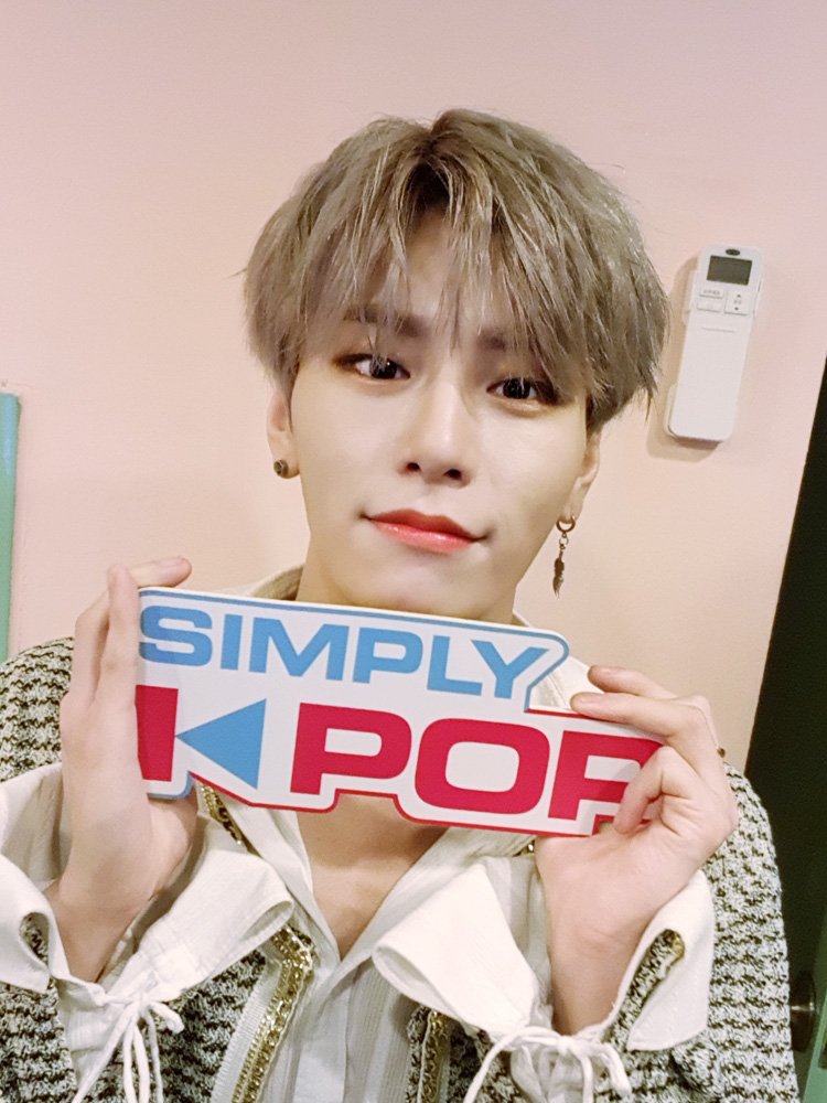 _Simplykpop's tweet photo. 자자👏👏 돌아왔습니다!! #젭꿍이들 보러 Way back #HOME~ 할 시간!😍 큐티섹시 본좌 #켄타 와 떠오르는 남친짤 쥔공 #댕규니 가 이번 주도 여러분의 심장을 꿍>_< 어택할 카리스마 있는 무대 준비했95!! 그르니까 #HOME 에서 경건하게 기다리고 있으라95~🙌

#JBJ95 #HOME #심플리케이팝 #SimplyKpop https://t.co/ycTWh9bym5