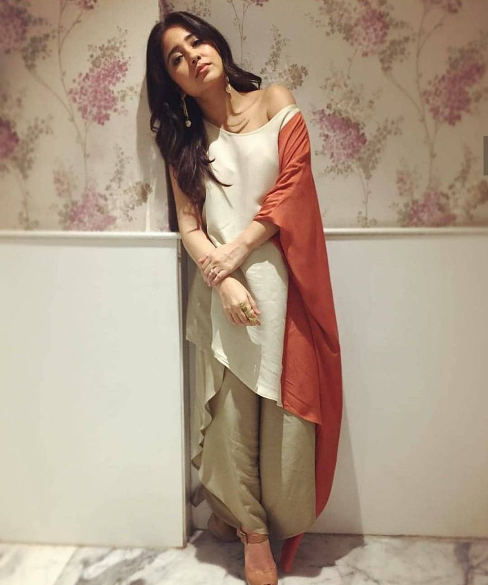 rajangangwal's tweet photo. पहले  के  दर्द  क्या  कम  थे  जो  आज  पड़ोसी मुझे  जलाने  के  लिए  नया  पलंग  🛏   ले  आया 
लो 👇👇
#NewCrushUpdate https://t.co/NssCZ649Qd