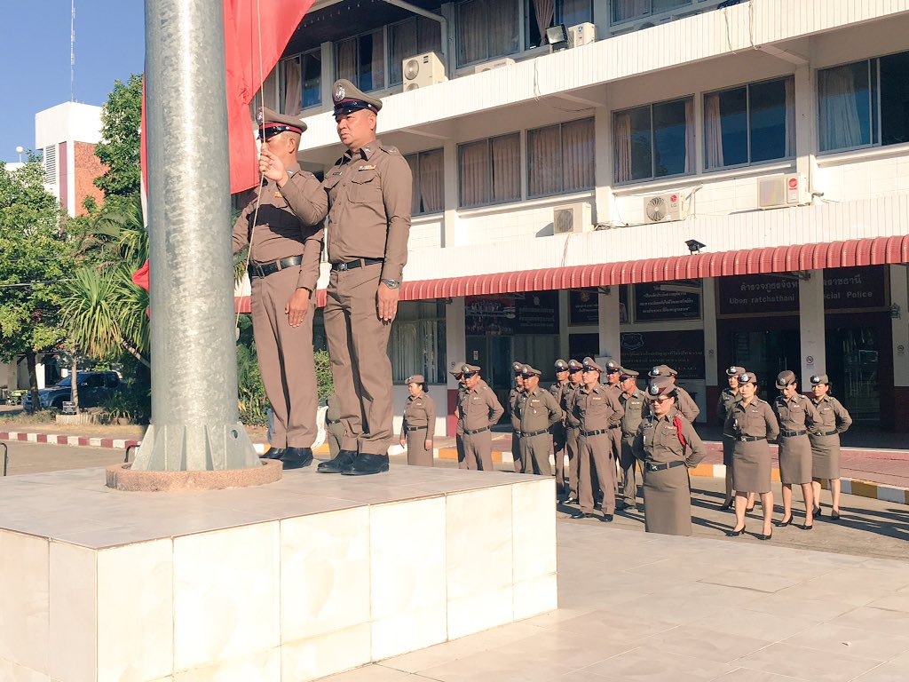 Chumpol_Posiri's tweet photo. ตำรวจอุบลวันนี้ กับการกวดขันระเบียบวินัยเครื่องแต่งกาย ทรงผม และเคารพธงชาติทุกเช้าก่อนทำงานทุกวันครับ@PoliceTV_tv @tri333 @MorningNewsTV3 @ubonpolice @PoliceRegion3 @ubonvoice https://t.co/lR4xpdtAKI