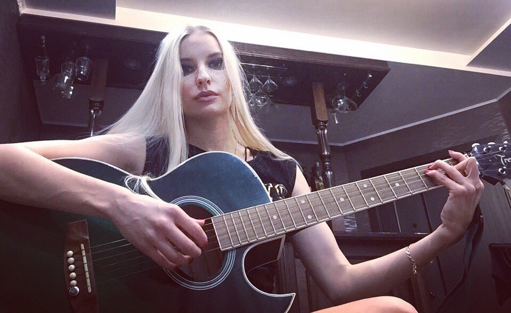 Get out guitar 🎸 and was trying remind what I still can 👀#mileena91 #guitar #acoustic #play #music #strings #instrument #online #live