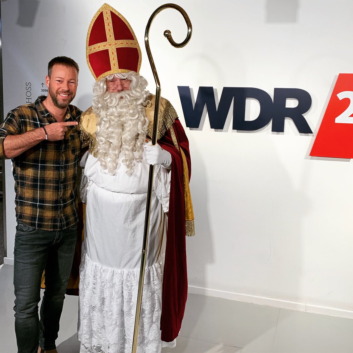 JoSi_Media's tweet photo. Ganz schön groß, dieser Herr Nikolaus 🤪 War eben bei @WDR2 https://t.co/pqcfTF3I6V