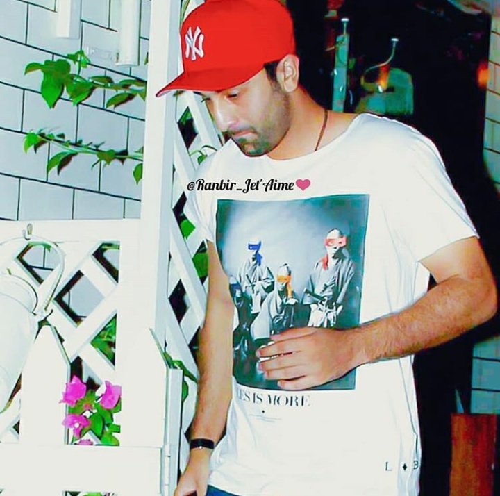 rkholickManyta1's tweet photo. Dam yr why he so much cute😋😍😍😍😍 why why why😍😍😍😍😍😍 I love him alot just love him alot #RanbirKapoor https://t.co/ApGZCUkHP8