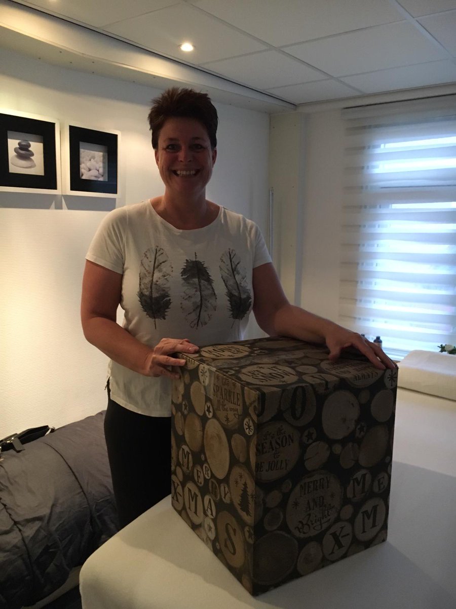 De winnaar van het kerstpakket is bekend! Annelies Adema heeft het goedgevulde pakket in ontvangst mogen nemen. 
Er zijn nog enkele kerstpakketten beschikbaar bij FOOX. Neem geen enkel risico en plaats snel uw bestelling. OP=OP
foox.nl/assortiment/fo…