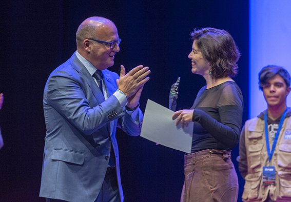DeputacionOU's tweet photo. O #OUFF2018 clausura a súa 23ª edición coa entrega dunha vintena de galardóns
https://t.co/5NcmDd4l3Y
"Mug", "La mujer de la montaña" e "Capharnaüm" acadaron os premios máis destacados.
Memorias de un hombre en pijama, Premio Galicia da @Xunta á Mellor Produción Galega. https://t.co/g4E9tPzMBy