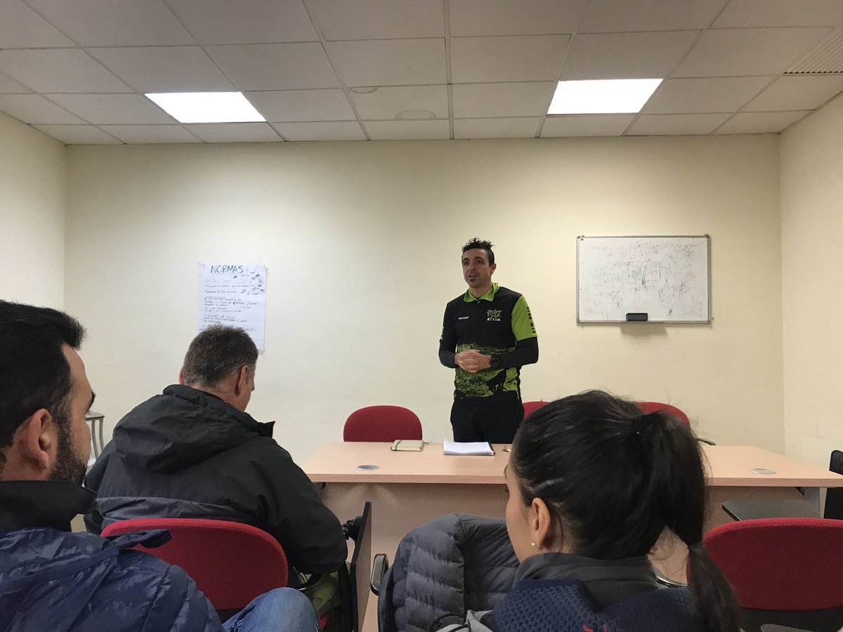 ClubMt3's tweet photo. Charla Técnica de nuestro Director Tecnico “Reparto de tareas” https://t.co/YAEXDBbZu0