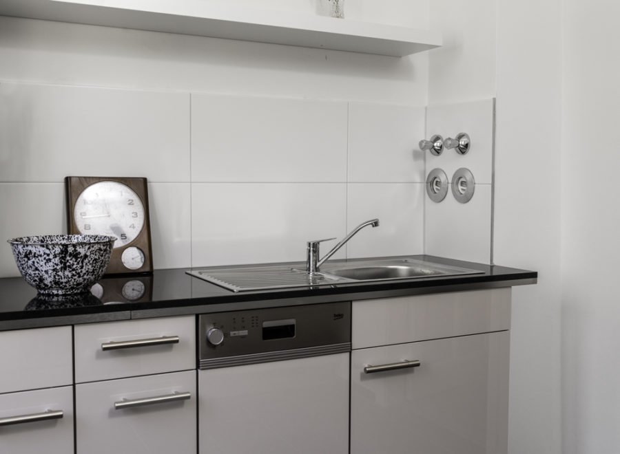 BLIBerlin's tweet photo. In unsere #Immobilie der Woche braucht man nur einziehen und sich wohlfühlen. Die vollmöblierte 2-Zimmerwohnung befindet sich #Friedrichshain zur #Miete und hat alle Annehmlichkeiten wie TV, Wlan, #Wasch- und #Spülmaschine. https://t.co/OOlDO8ODs5 #East_Side_Gallery #Wohnungen https://t.co/o1yHcQNbdc