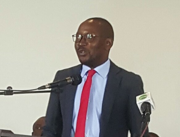 ZAMWA_ZM's tweet photo. ICT Society president Alick Siankumo says the #Zambia ICT society maintains professionalism by adhering to a code of conduct. Speaking at the Media Regulation discussion hosted by Minister of Information & Broadcasting Services Dora Siliya. #mediaregulation #statutoryregulation https://t.co/p80cAzzdGQ