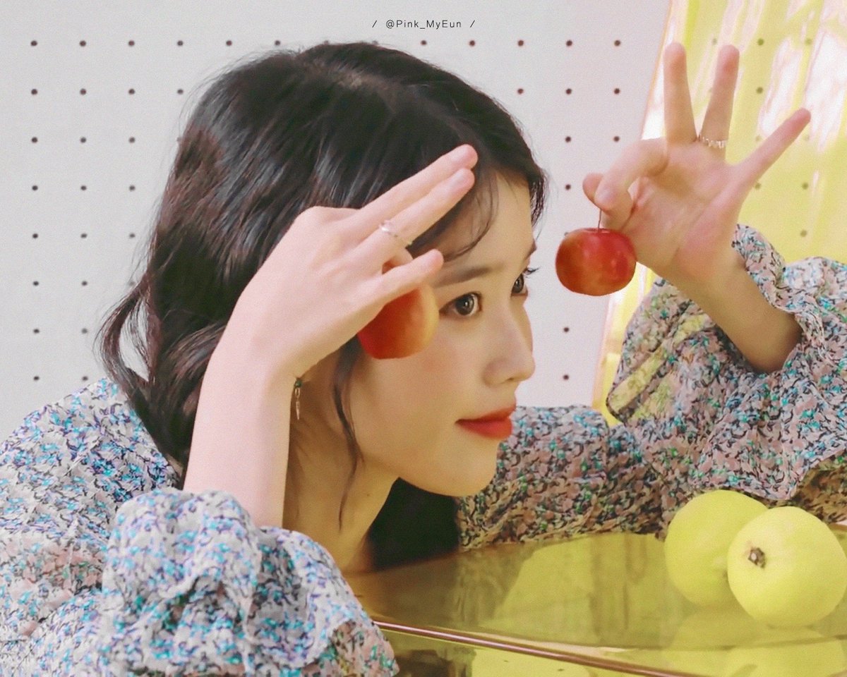 myeunpink's tweet photo. #아이유 #IU

/ CAP [2]

/ 2019 Season's Greeting Preview https://t.co/9O9vTd5NAk