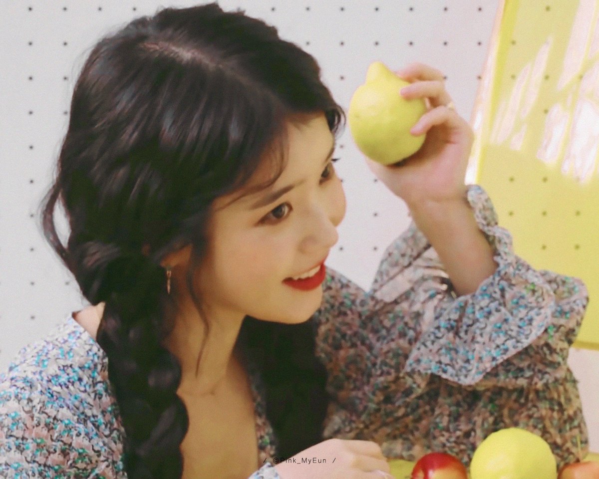 myeunpink's tweet photo. #아이유 #IU

/ CAP [2]

/ 2019 Season's Greeting Preview https://t.co/9O9vTd5NAk
