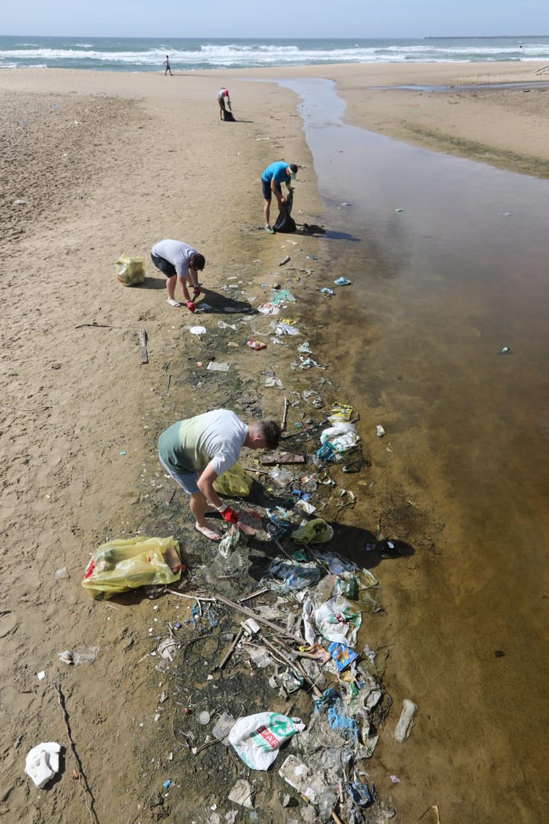 Dispatch_DD's tweet photo. WATCH | Citizens join in to clean up Eastern Beach: 

https://t.co/IpcCunT9Cl https://t.co/jvd0fnfOKq