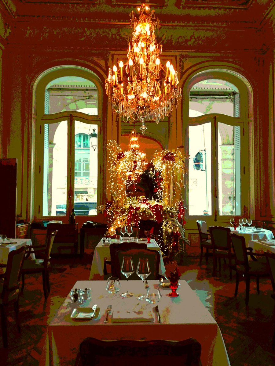 Lunch for two: elegant #dining at the #HotelRegina #paris decked out for the #holidays #christmas #fooding #gastronomy #elegance #hoteldining focusonparis.com