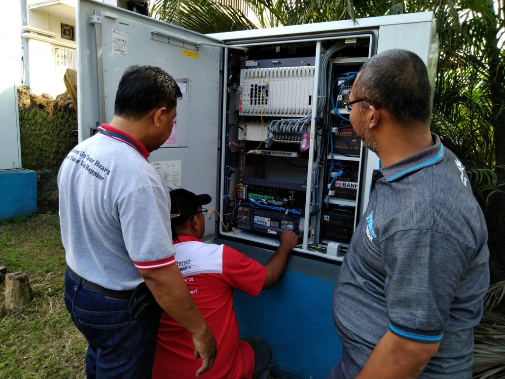 pujolaks's tweet photo. #TelkomFuntastic5 #BRIGHTTR5 #PSTREG5 @parwi66 @_funtastic5_ Simulasi PLN Off utk memastikan Battere MSAN masih normal... https://t.co/9Hc37J3RGb