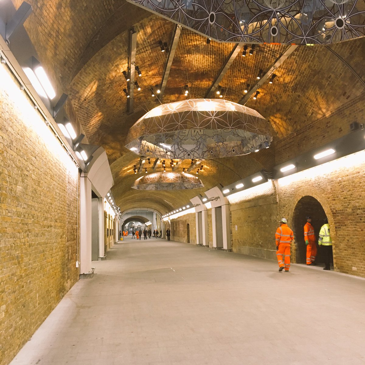 emmahale787's tweet photo. Happy National Tunnelling Day everyone! On my to the @ncedigital @TunnellingFest today to celebrate!
#TunnelDayUK #welovetunnels #londonbridge #tunnellingfest #tunnelawards @BTSYM https://t.co/FdLvjaoU1c
