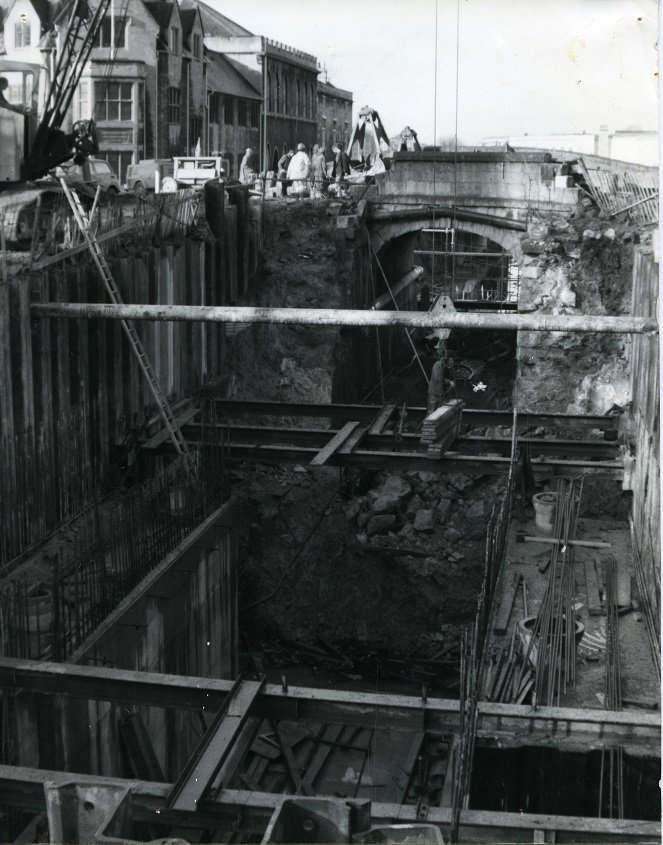 CRTWalesandSW's tweet image. Neat synergy! For #ThrowbackThursday here's some pics of Bath Locks 8/9 - now known as Bath Deep Lock...which just happens to have a #WinterOpenDay this Sat 8 Dec :-) The first was taken c.1950s; the 2nd shows the chamber excavation c.1976. Courtesy of #KACT Archive