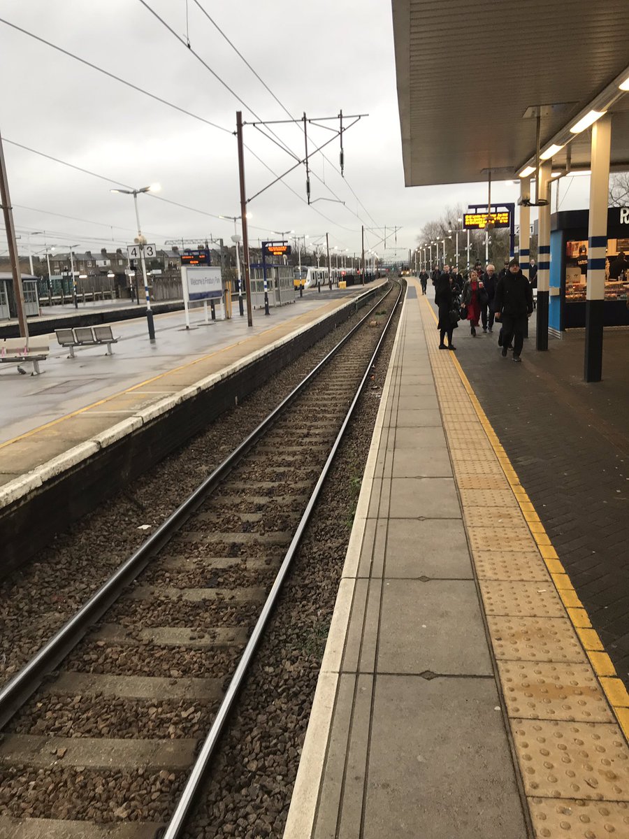 BethellJC's tweet photo. 1 of 2. Why can you not bring the train into the scheduled platform at Finsbury Park @TLRailUK @networkrail ? You moved it when 30 seconds to go... here is the perfectly empty platform 2 with the train arriving on p4 https://t.co/ngFgQCS1E5