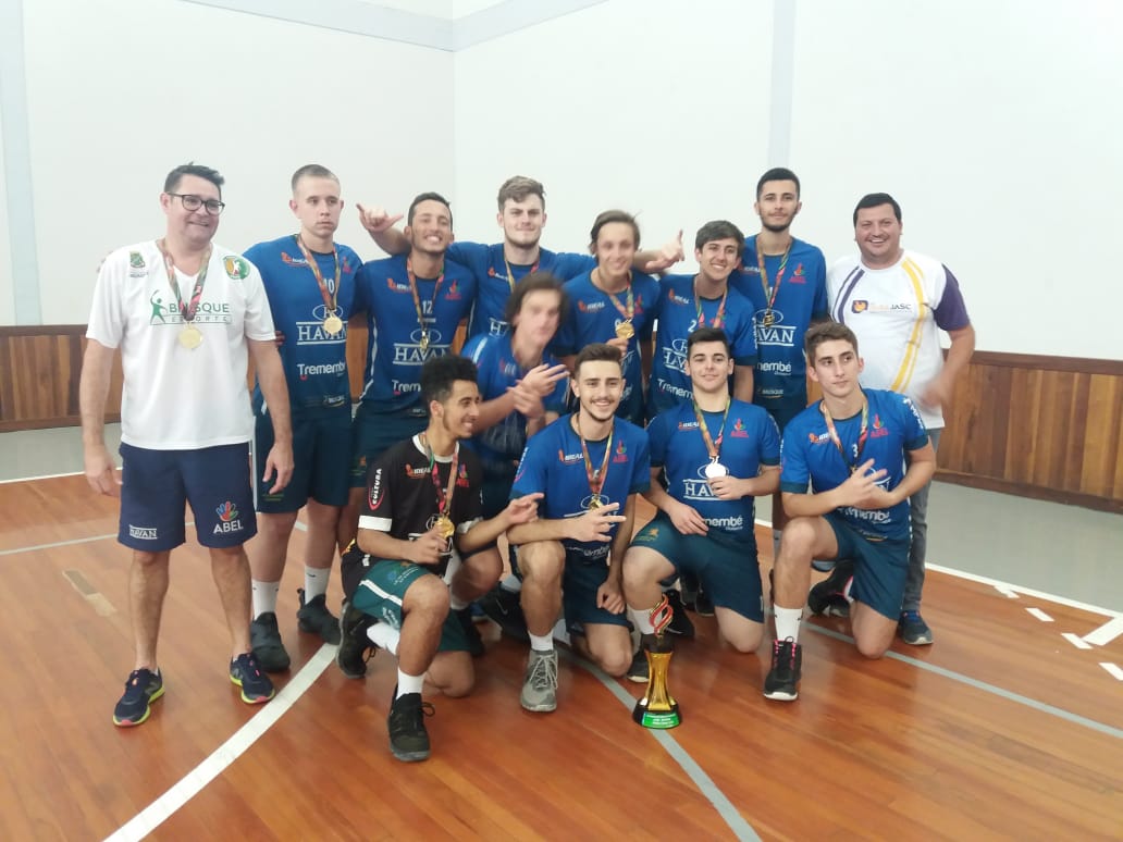 maris_estrela's tweet photo. #Olesc Vôlei de Brusque Campeão da Olesc 2018 meninos de ouro. https://t.co/xUN0IHtUf3