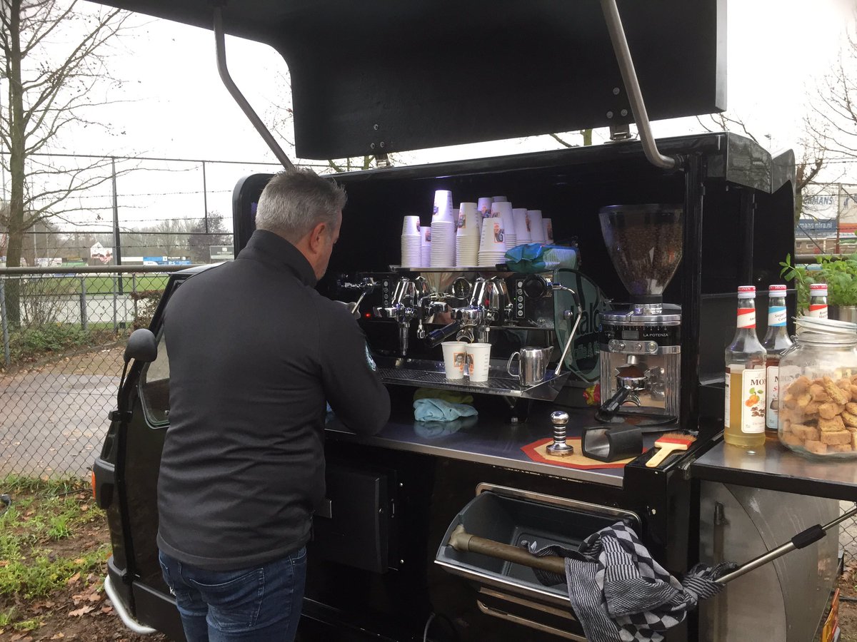 DatisOss's tweet photo. Feestelijke start aanleg glasvezel in Geffen, Vinkel, nuland en Kruisstraat!👍👊 #Efiber #Spitters @gemeenteoss @shertogenbosch @dorpsraadgeffen https://t.co/qgz3gAzQv2